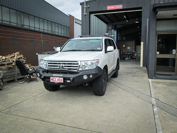 MCC4X4 Rocker 078-01SQ Low Loop bullbar fitted to Land Cruiser 200 series prefacelift 2007-2015