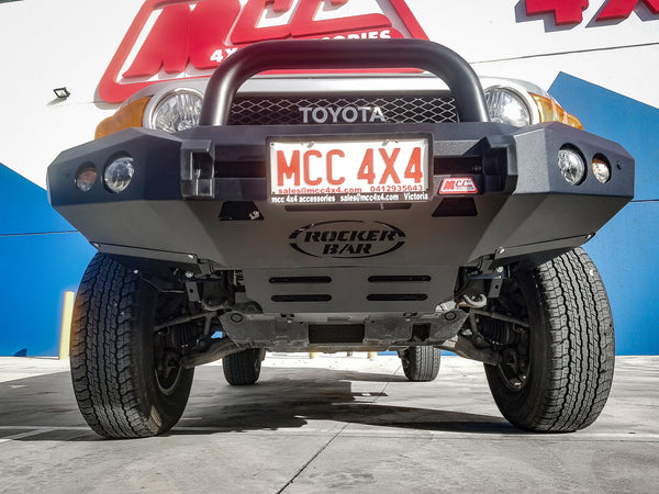 MCC4X4 Rocker 078-01SQ Single Loop bullbar fitted to FJ Cruiser XJ10 2006-2017